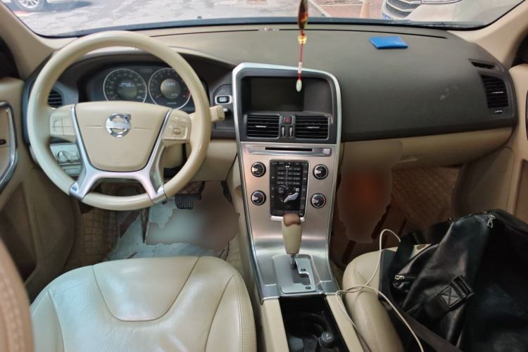 Used Volvo XC60 2012 T6 AWD Comfort Edition Center Console