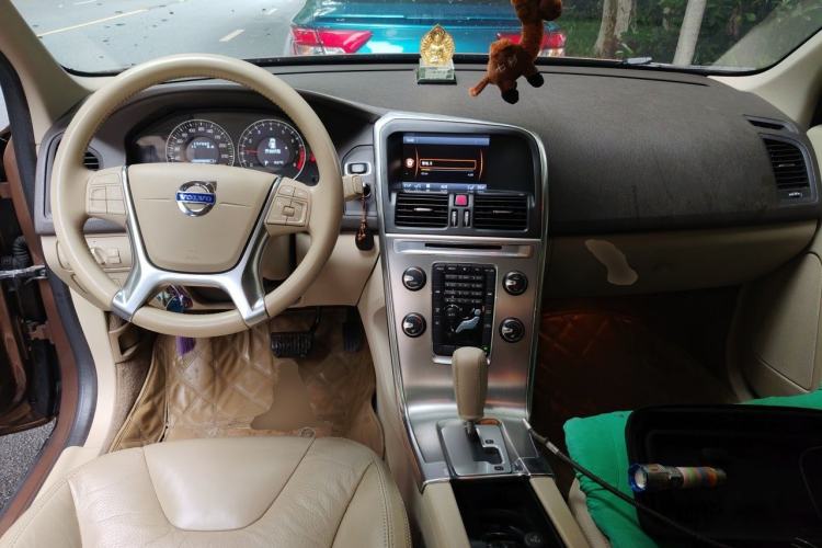 Used Volvo XC60 2012 T5 Comfort Edition Center Console