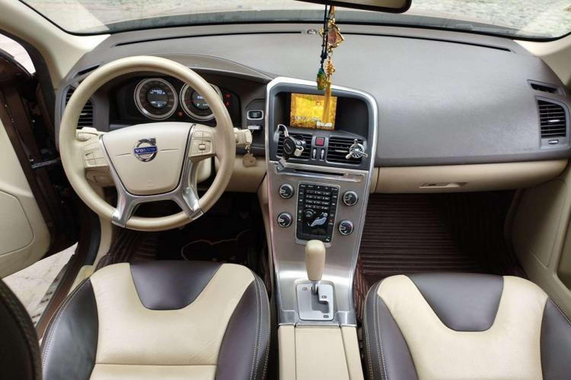 Used Volvo XC60 2012 T5 Comfort Edition Center Console