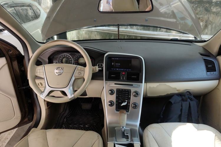 Used Volvo XC60 2012 T5 Comfort Edition Center Console