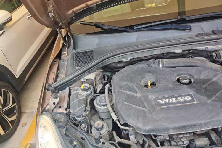 Used Volvo XC60 2012 T5 Comfort Edition Engine Bay Right