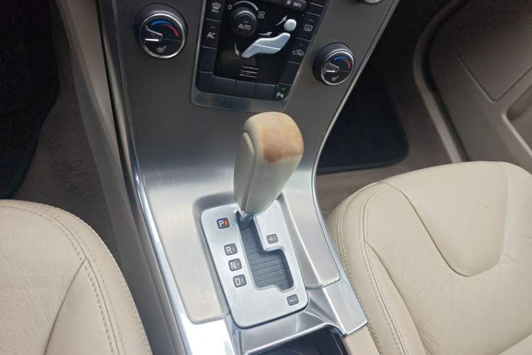 Used Volvo XC60 2012 T5 Comfort Edition Gear Lever