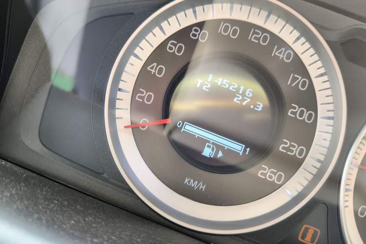 Used Volvo XC60 2012 T5 Comfort Edition Odometer Close Up