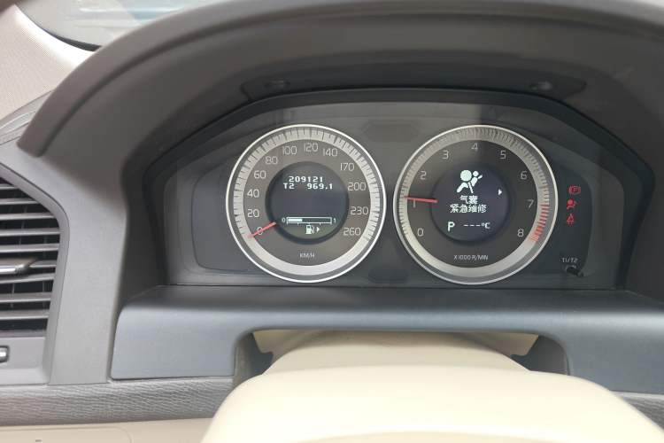 Used Volvo XC60 2012 T5 Comfort Edition Odometer Close Up