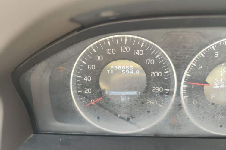 Used Volvo XC60 2012 T5 Comfort Edition Odometer Close Up