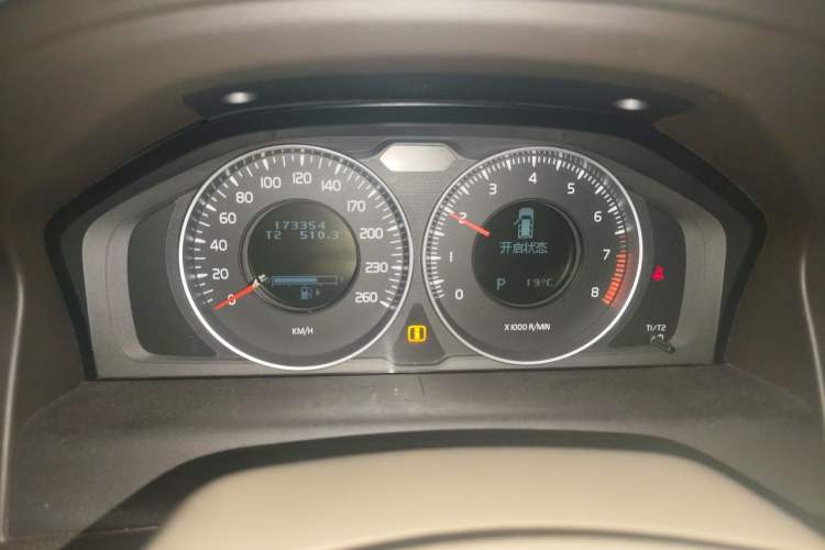 Used Volvo XC60 2012 T5 Comfort Edition Odometer Close Up
