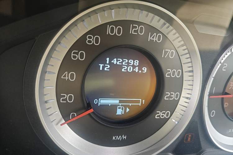 Used Volvo XC60 2012 T5 Comfort Edition Odometer Close Up