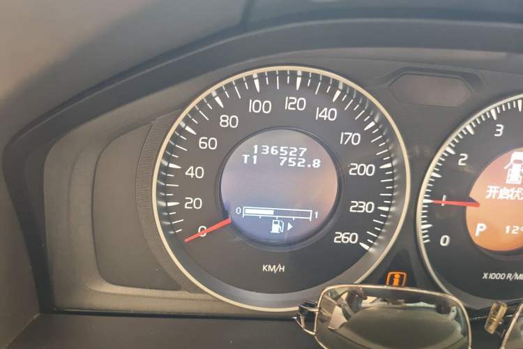 Used Volvo XC60 2012 T5 Comfort Edition Odometer Close Up
