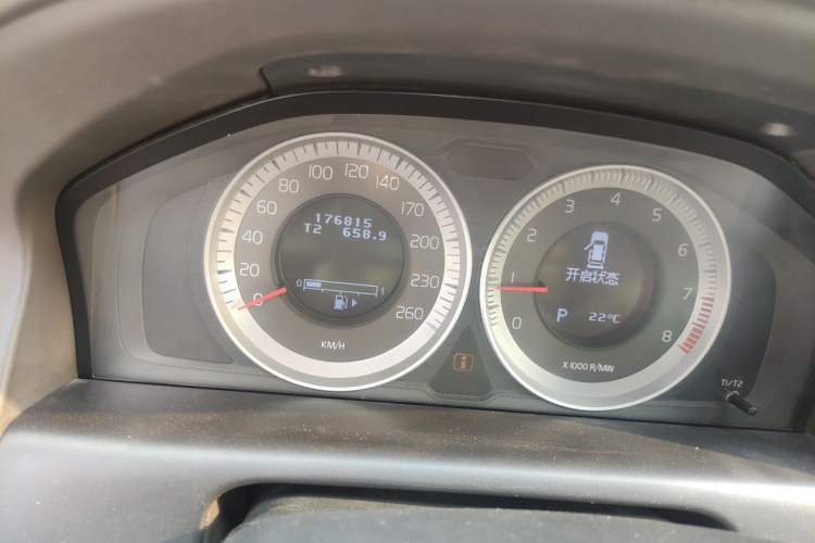 Used Volvo XC60 2012 T5 Prestige Edition Odometer Close Up