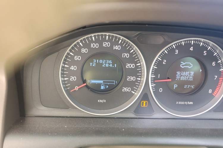 Used Volvo XC60 2012 T5 Comfort Edition Odometer Close Up