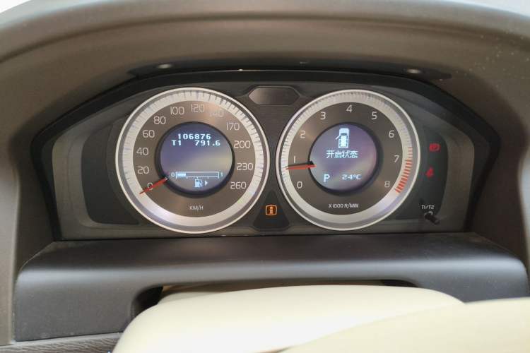 Used Volvo XC60 2012 T5 Comfort Edition Odometer Close Up