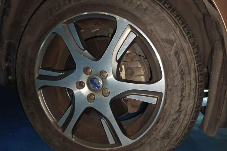 Used Volvo XC60 2012 T5 Comfort Edition Right Front Wheel Hub