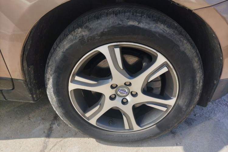 Used Volvo XC60 2012 T6 AWD Comfort Edition Right Front Wheel Hub