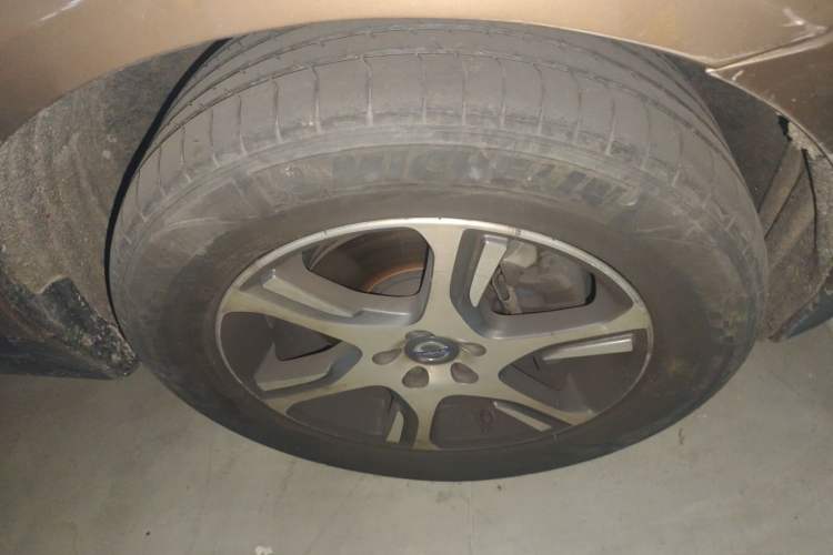 Used Volvo XC60 2012 T5 Comfort Edition Right Front Wheel Hub