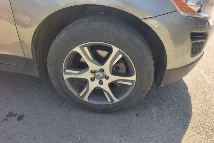Used Volvo XC60 2012 T5 Comfort Edition Right Front Wheel Hub