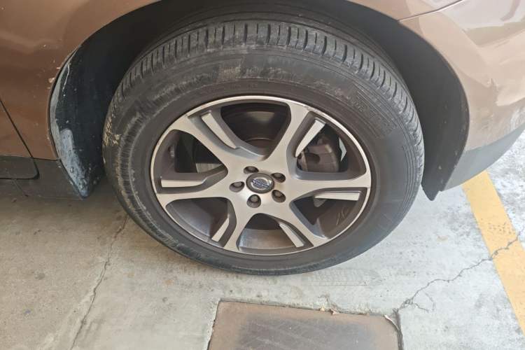 Used Volvo XC60 2012 T5 Comfort Edition Right Front Wheel Hub