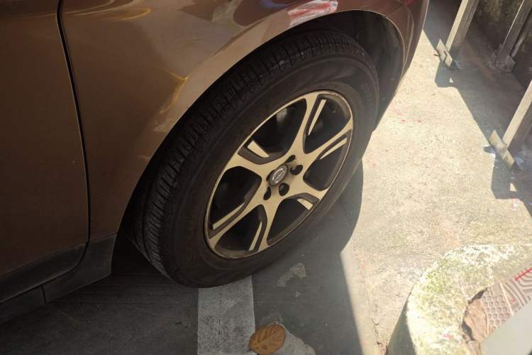 Used Volvo XC60 2012 T5 Comfort Edition Right Front Wheel Hub