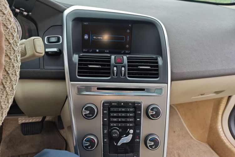 Used Volvo XC60 2012 T5 Personalized Sport Edition Audio And AC Panel