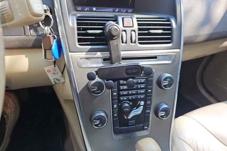 Used Volvo XC60 2012 T5 Comfort Edition Audio And AC Panel