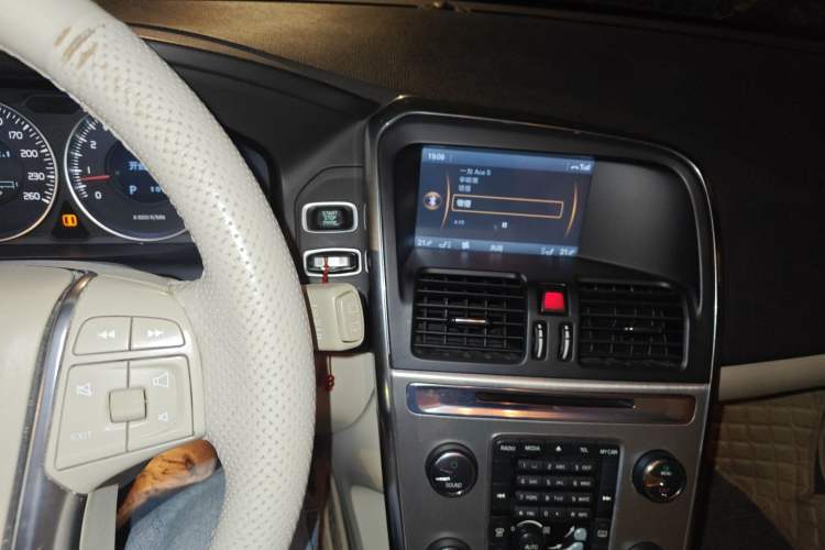 Used Volvo XC60 2012 T5 Comfort Edition Audio And AC Panel