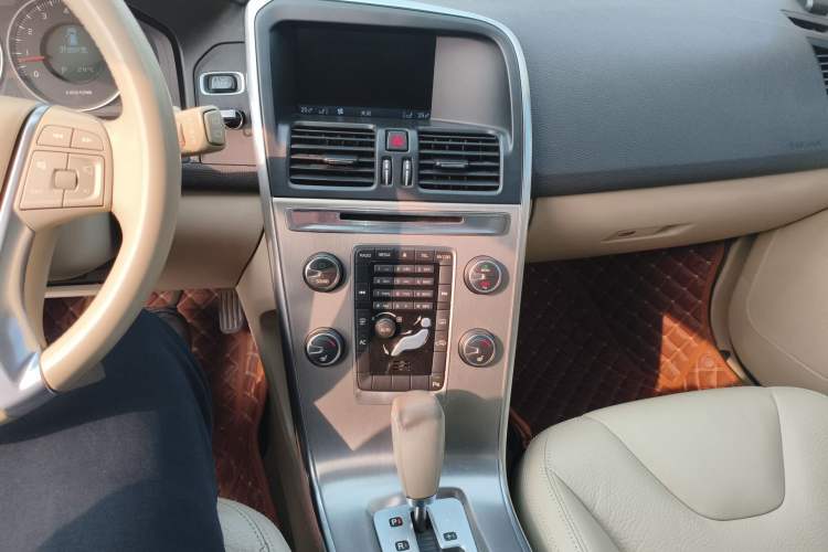 Used Volvo XC60 2012 T5 Comfort Edition Audio And AC Panel