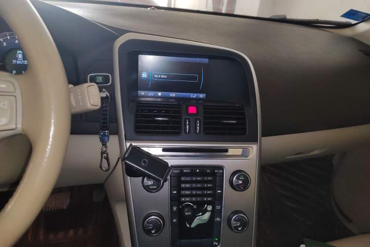 Used Volvo XC60 2012 T5 Comfort Edition Audio And AC Panel
