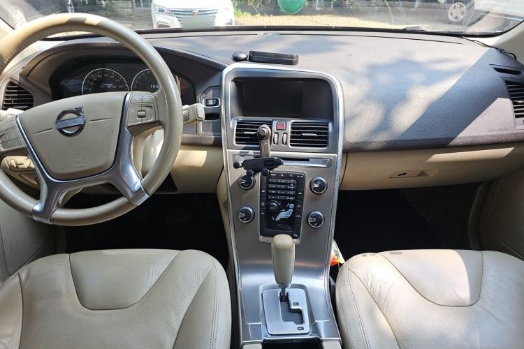 Used Volvo XC60 2012 T5 Comfort Edition Center Console