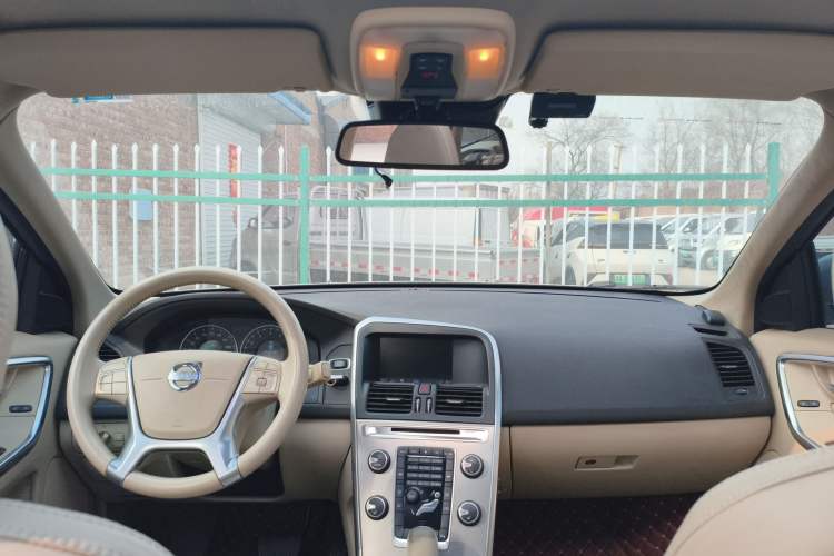 Used Volvo XC60 2012 T5 Comfort Edition Center Console