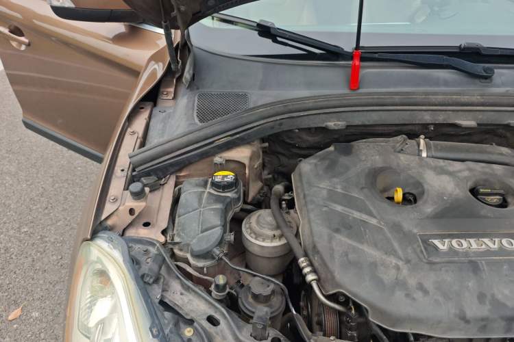 Used Volvo XC60 2012 T5 Personalized Sport Edition Engine Bay Right