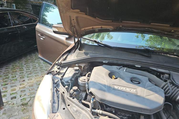 Used Volvo XC60 2012 T5 Comfort Edition Engine Bay Right