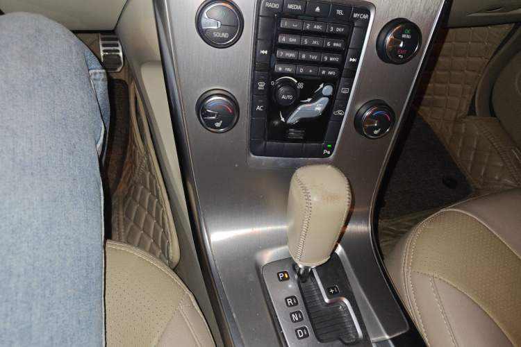 Used Volvo XC60 2012 T5 Comfort Edition Gear Lever