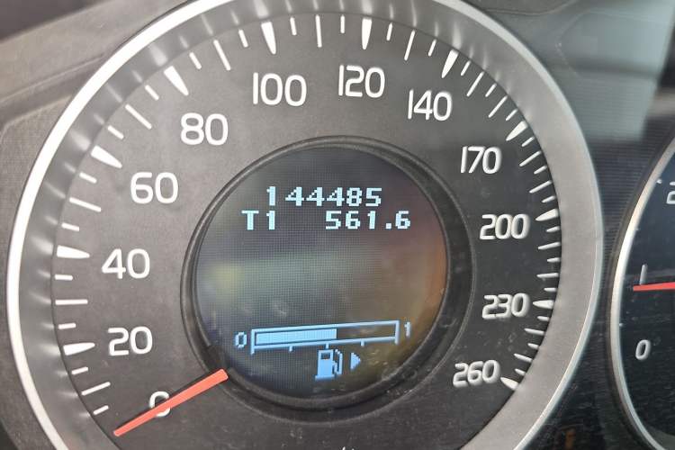 Used Volvo XC60 2012 T5 Comfort Edition Odometer Close Up