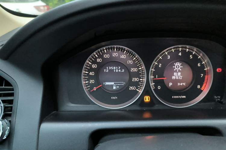 Used Volvo XC60 2012 T5 Comfort Edition Odometer Close Up