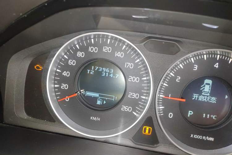 Used Volvo XC60 2012 T5 Comfort Edition Odometer Close Up