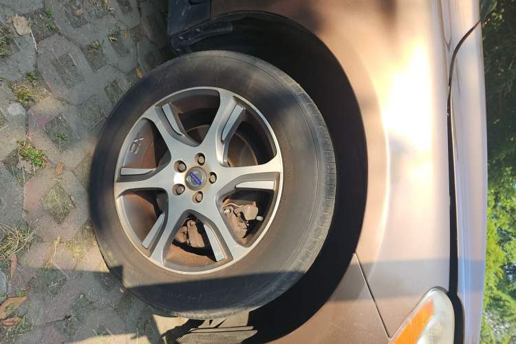 Used Volvo XC60 2012 T5 Comfort Edition Right Front Wheel Hub