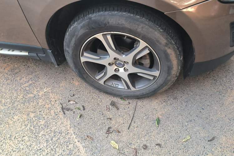 Used Volvo XC60 2012 T5 Comfort Edition Right Front Wheel Hub