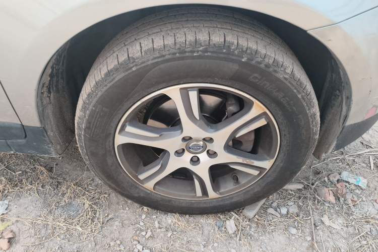 Used Volvo XC60 2012 T5 Comfort Edition Right Front Wheel Hub