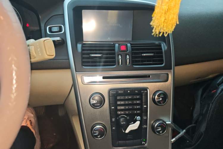 Used Volvo XC60 2012 T5 Comfort Edition Audio And AC Panel
