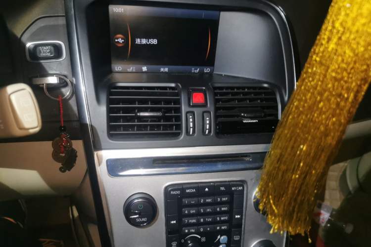 Used Volvo XC60 2012 T5 Comfort Edition Audio And AC Panel