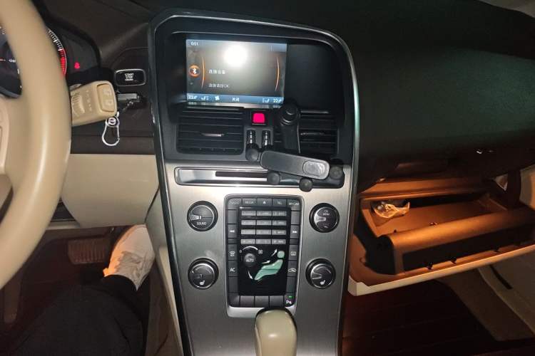 Used Volvo XC60 2012 T5 Comfort Edition Audio And AC Panel