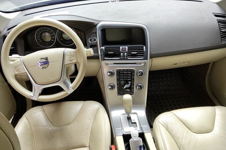 Used Volvo XC60 2012 T6 AWD Comfort Edition Center Console
