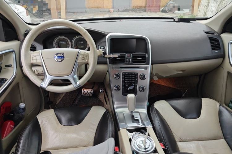 Used Volvo XC60 2012 T5 Comfort Edition Center Console