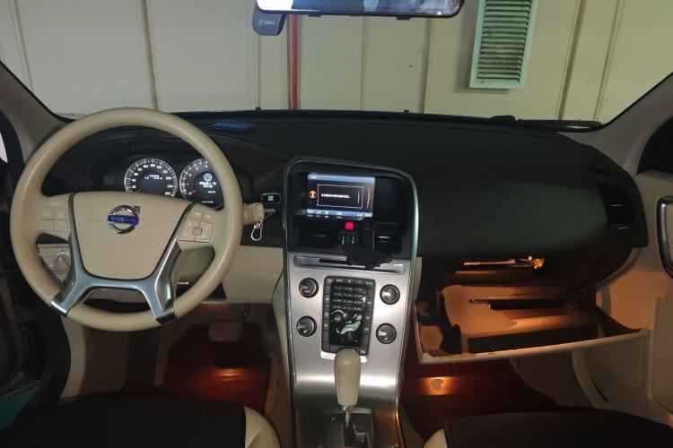 Used Volvo XC60 2012 T5 Comfort Edition Center Console