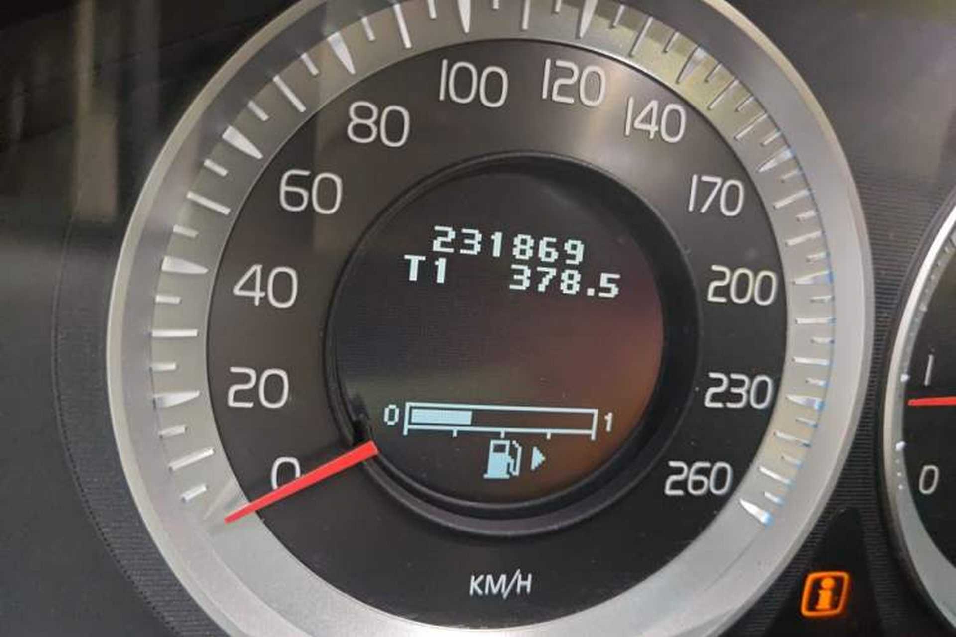 Used Volvo XC60 2012 T5 Comfort Edition Odometer Close Up