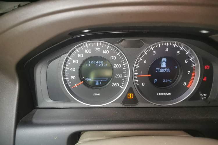 Used Volvo XC60 2012 T5 Comfort Edition Odometer Close Up
