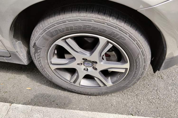 Used Volvo XC60 2012 T6 AWD Comfort Edition Right Front Wheel Hub