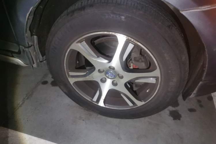 Used Volvo XC60 2012 T5 Comfort Edition Right Front Wheel Hub