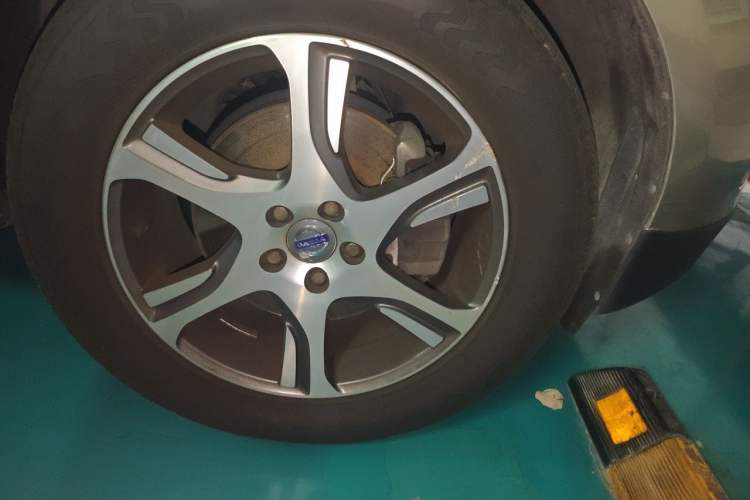 Used Volvo XC60 2012 T5 Comfort Edition Right Front Wheel Hub