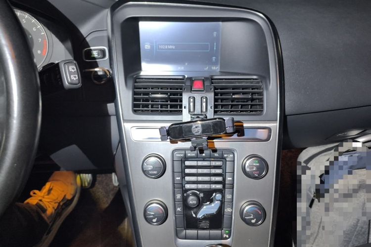 Used Volvo XC60 2012 T5 Comfort Edition Audio And AC Panel