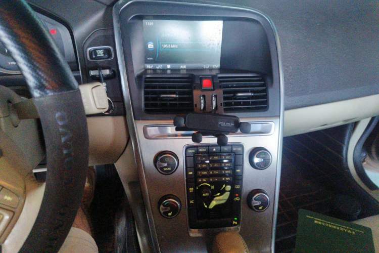 Used Volvo XC60 2012 T5 Comfort Edition Audio And AC Panel